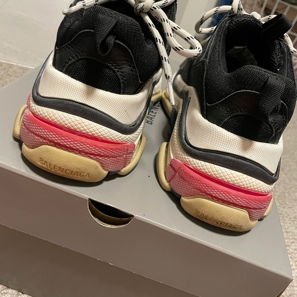 Used authentic balenciaga triple s shoe comes with dust bag - Picture 3 of 4